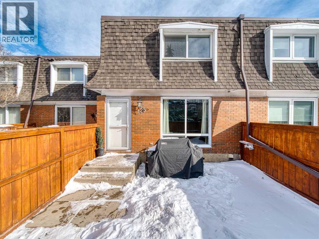 Row / Townhouse for Sale in 125, 330 Canterbury Drive SW|Calgary, Alberta T2W1H6