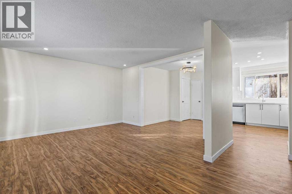 House for Sale in 531 64 Avenue NW|Calgary, Alberta T2K5L3 3