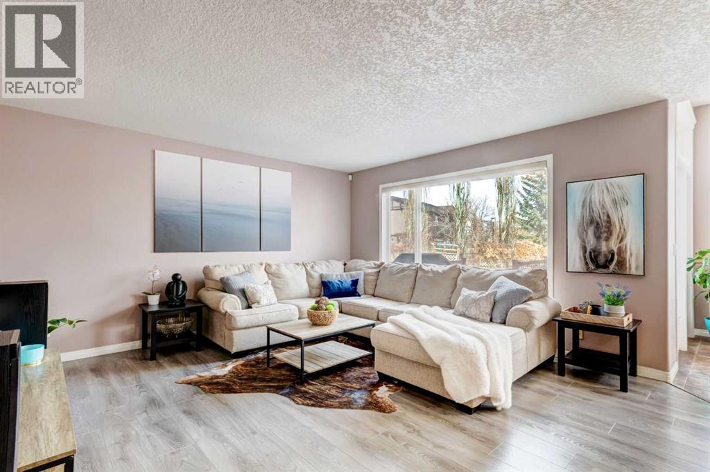 House for Sale in 226 Cougarstone Gardens SW|Calgary, Alberta T3H4W6 4