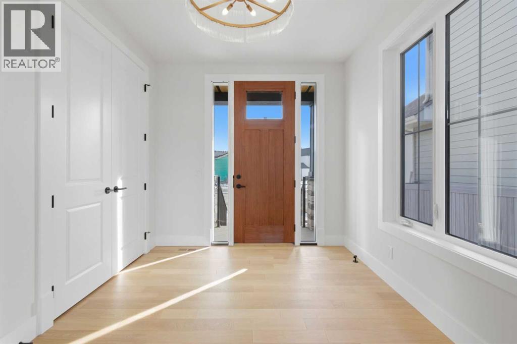 House for Sale in 378 Bessborough Drive SW|Calgary, Alberta T3E8H5 4