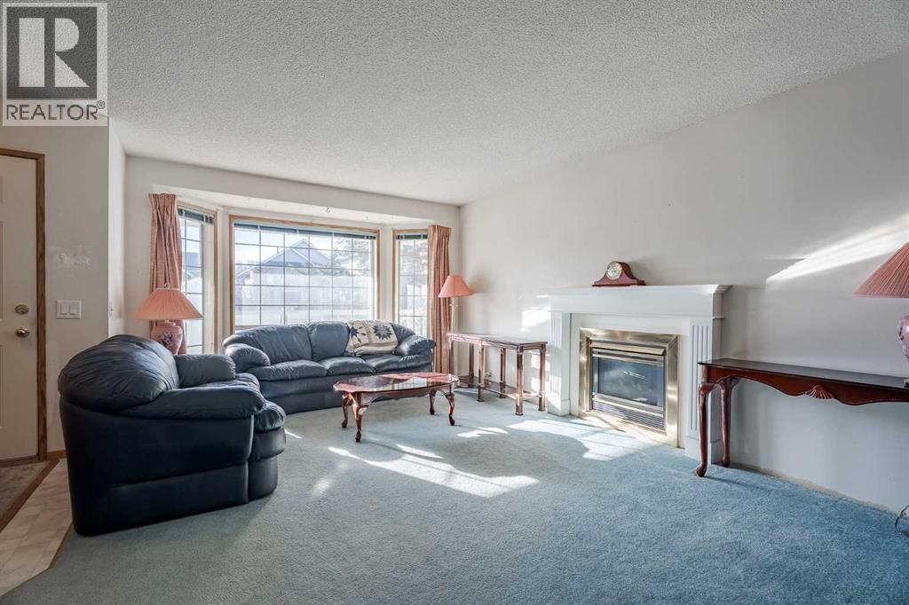 House for Sale in 82 Martinridge Crescent NE|Calgary, Alberta T3J3M4 4