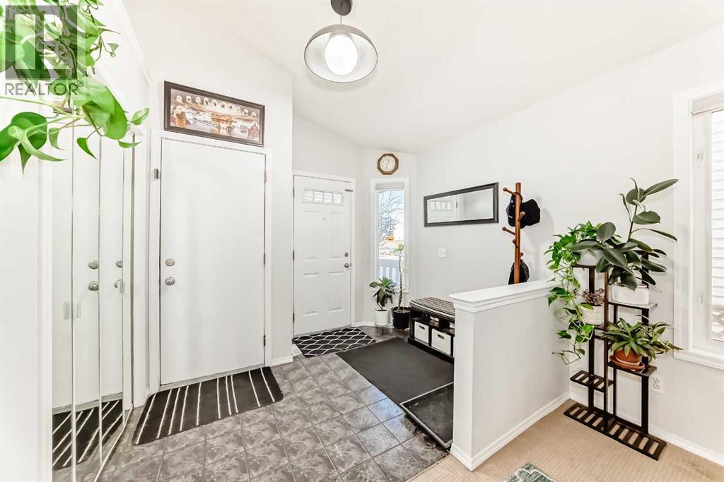 House for Sale in 241 Los Alamos Place NE|Calgary, Alberta T1Y7G7 4