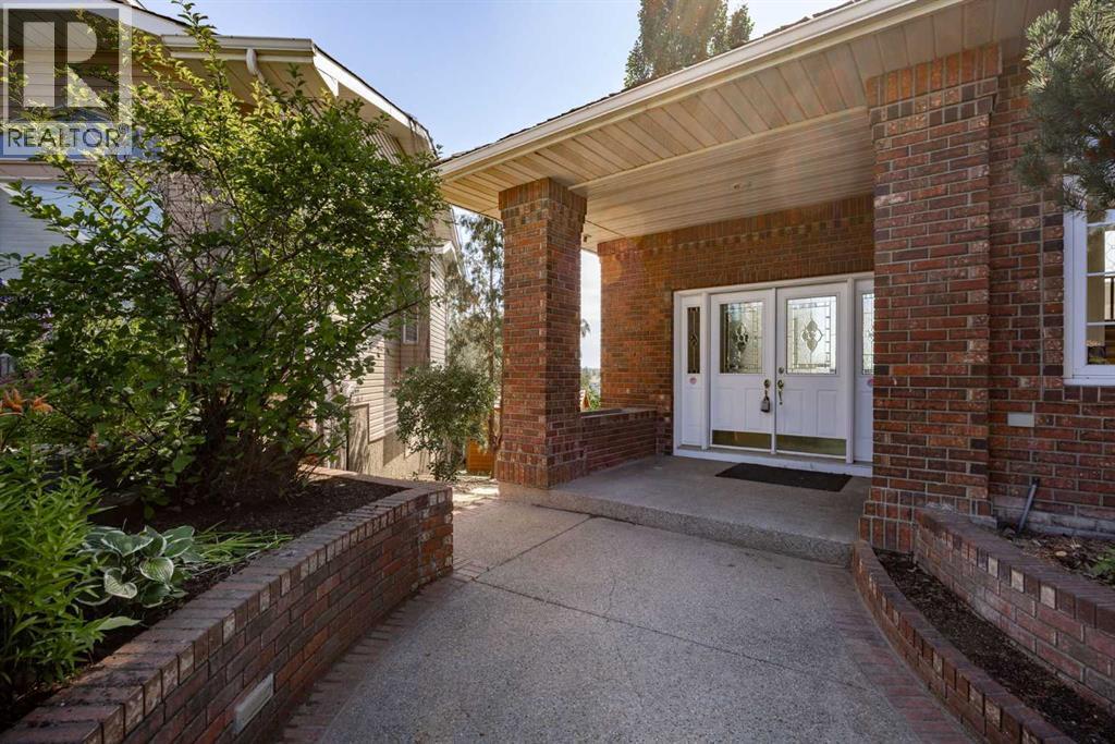 House for Sale in 21 Douglas Woods Manor SE|Calgary, Alberta T2Z2E7 2