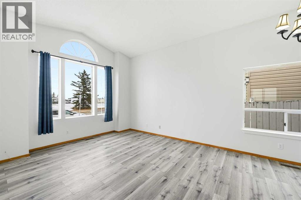 House for Sale in 3710 Catalina Boulevard NE|Calgary, Alberta T1Y6W6 5