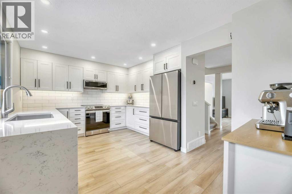 House for Sale in 56 Woodglen Court SW|Calgary, Alberta T2W4K3