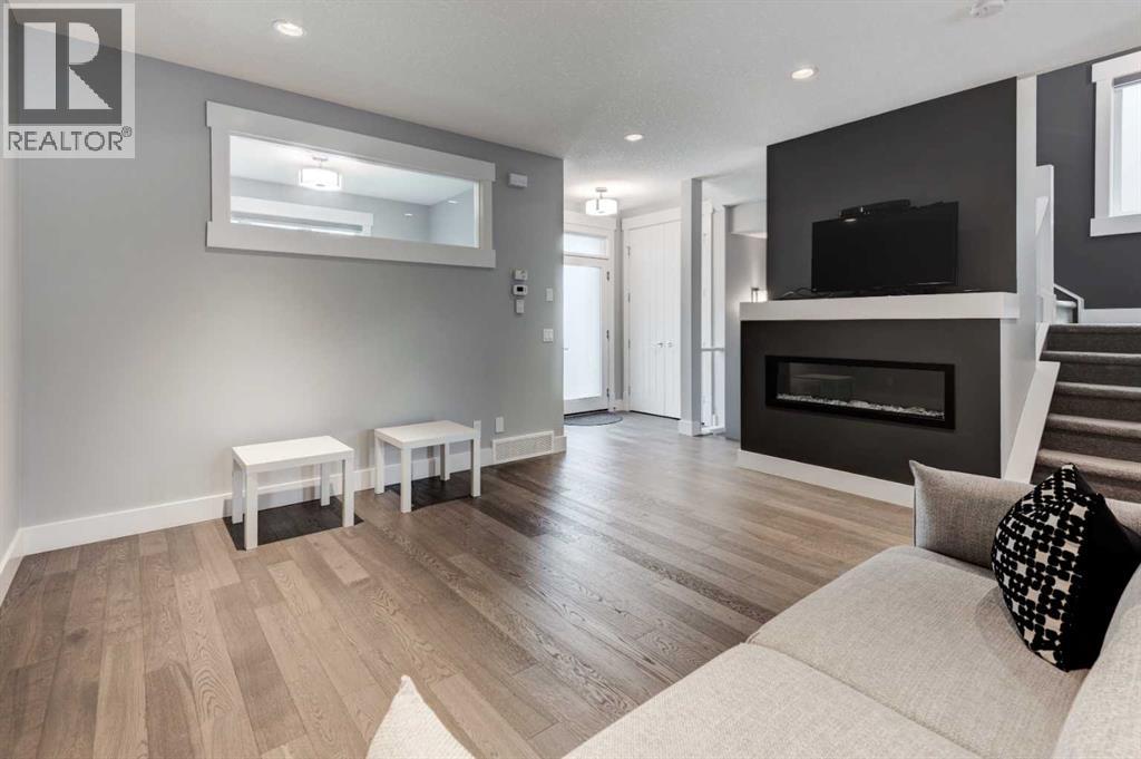 Duplex for Sale in 112 Burma Star Road SW|Calgary, Alberta T3E7Y4 2