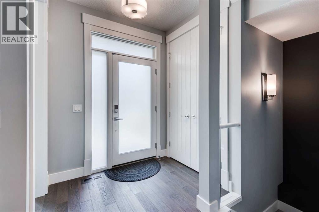 Duplex for Sale in 112 Burma Star Road SW|Calgary, Alberta T3E7Y4 4