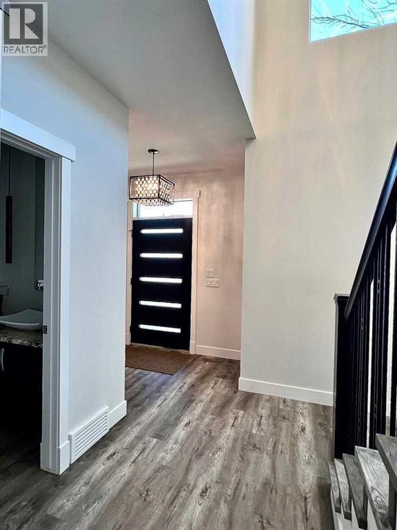 House for Sale in 9927 Scurfield Drive NW|Calgary, Alberta T3L1V9 3