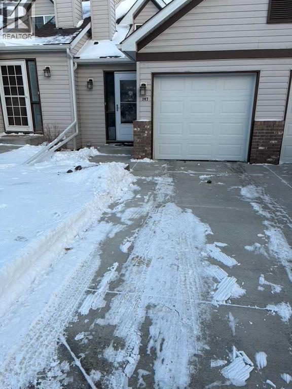 Row / Townhouse for Sale in 147 Somervale Park SW|Calgary, Alberta T2Y3J4 2