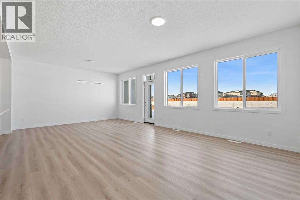 House for Sale in 421 Corner Glen Way NE|Calgary, Alberta T3N2P1 2