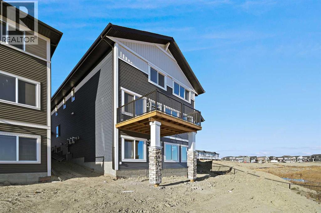 House for Sale in 215 Corner Glen Crescent NE|Calgary, Alberta T3N2P1 2