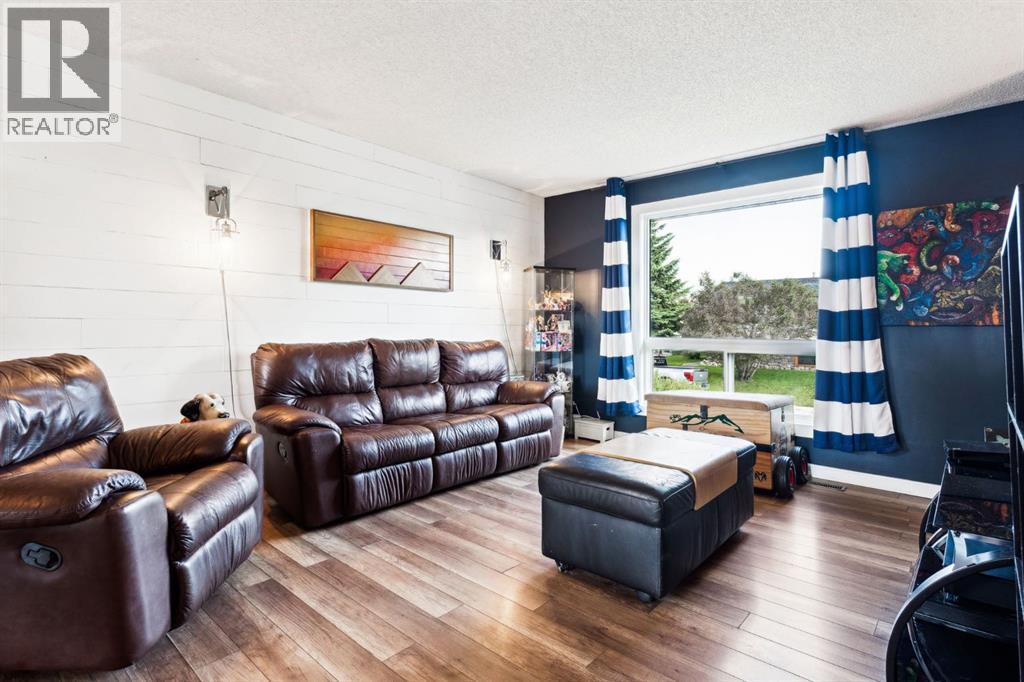 House for Sale in 147 Falchurch Crescent NE|Calgary, Alberta T3J1J9 3