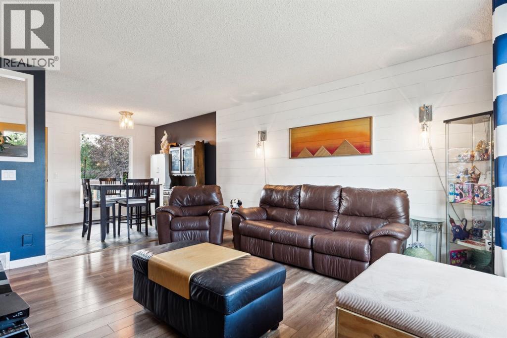 House for Sale in 147 Falchurch Crescent NE|Calgary, Alberta T3J1J9 5