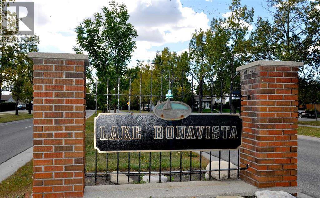 House for Sale in 1139 Lake Sylvan Drive SE|Calgary, Alberta T2J2P9 2