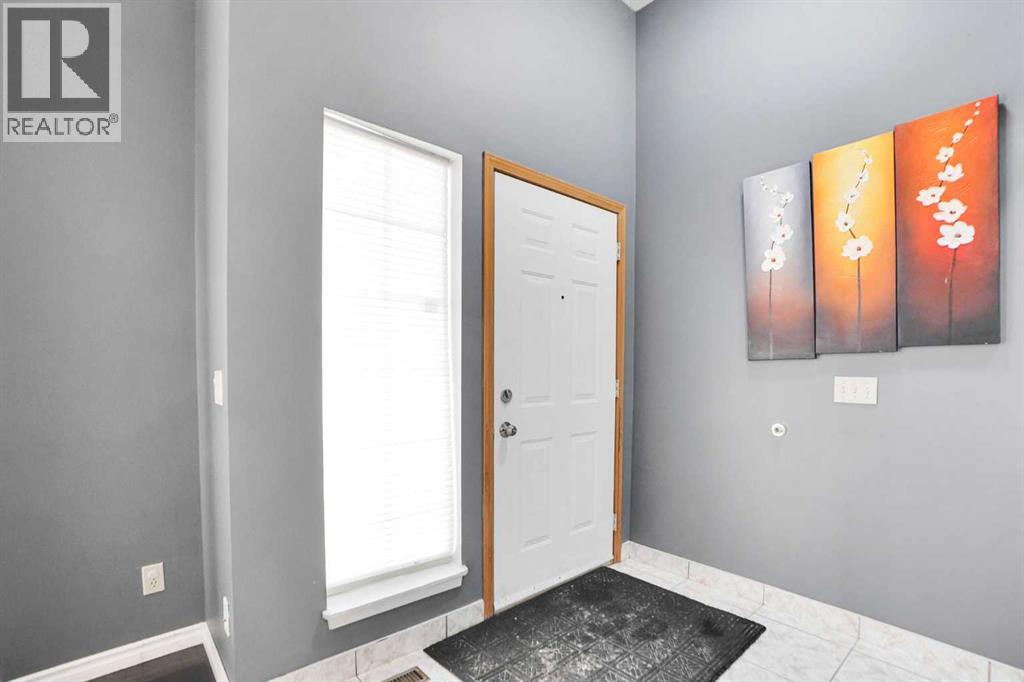 House for Sale in 6934 Laguna Way NE|Calgary, Alberta T1Y6W2 4