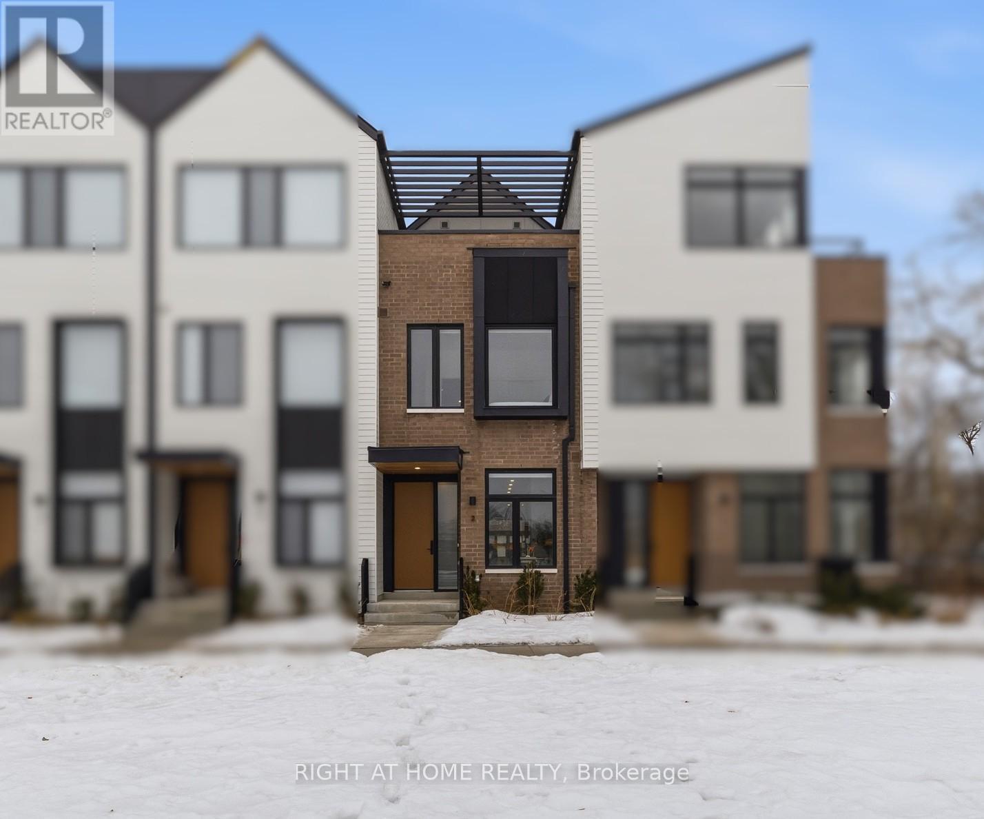 Row / Townhouse for Sale in 2 - 10 LOU PARSONS WAY|Mississauga (Port Credit), Ontario L5H0B2