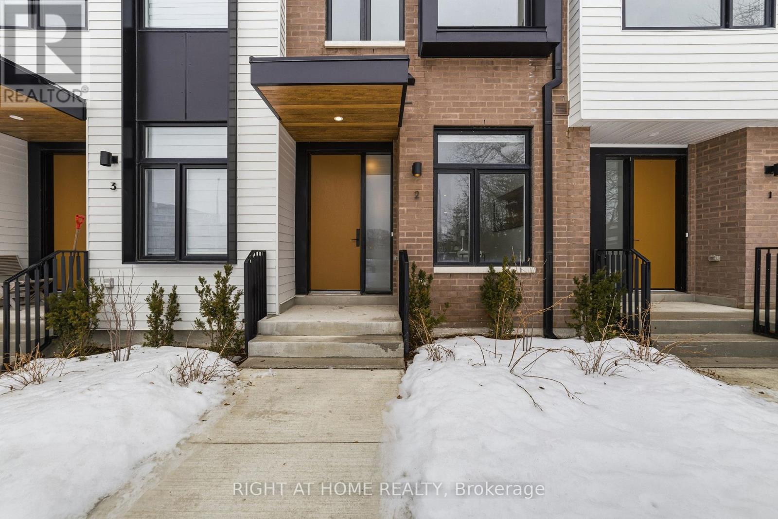 Row / Townhouse for Sale in 2 - 10 LOU PARSONS WAY|Mississauga (Port Credit), Ontario L5H0B2 3