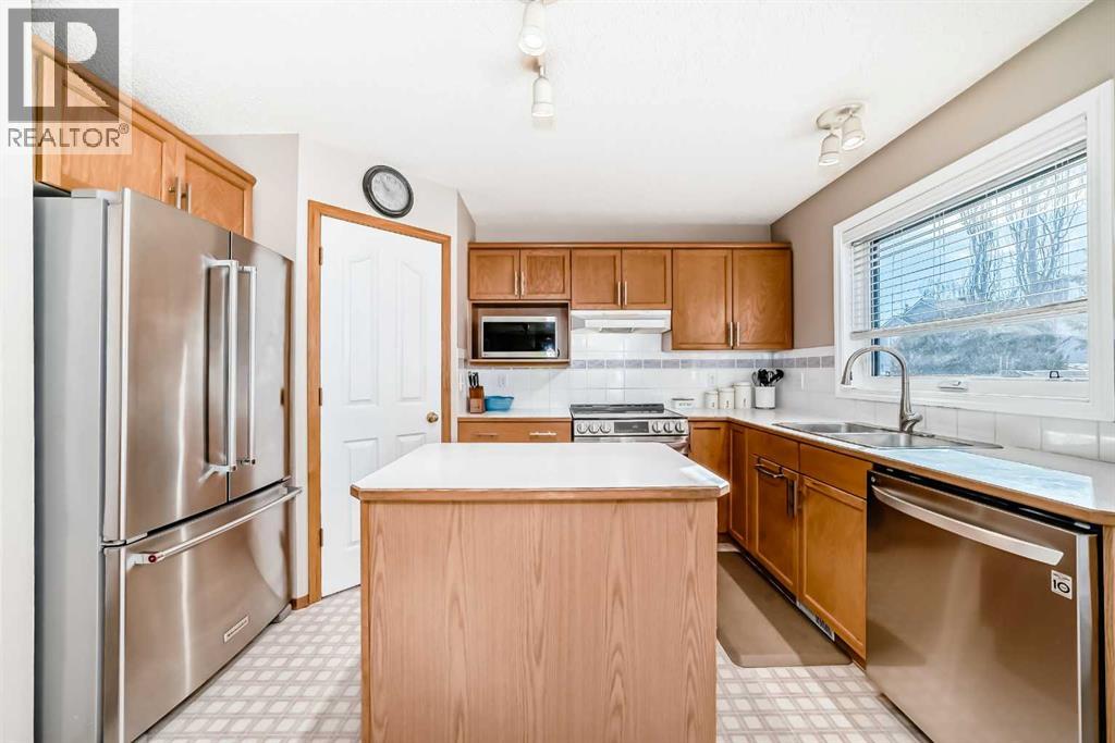 House for Sale in 129 Somerset Drive SW|Calgary, Alberta T2Y3C8 2