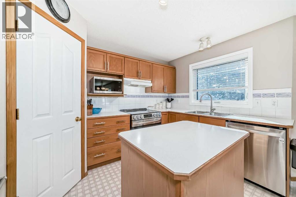 House for Sale in 129 Somerset Drive SW|Calgary, Alberta T2Y3C8 3