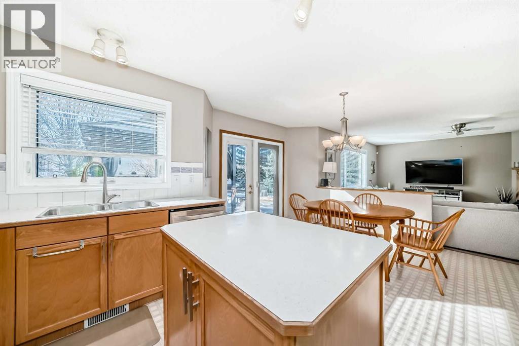 House for Sale in 129 Somerset Drive SW|Calgary, Alberta T2Y3C8 4