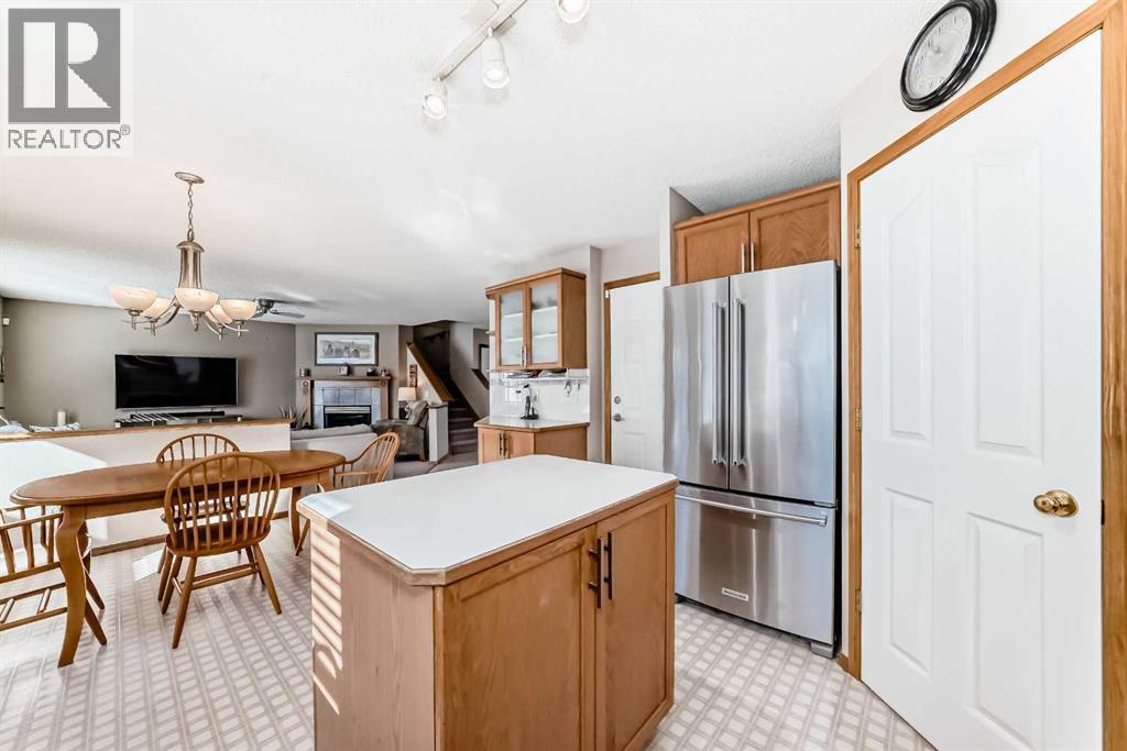 House for Sale in 129 Somerset Drive SW|Calgary, Alberta T2Y3C8 5