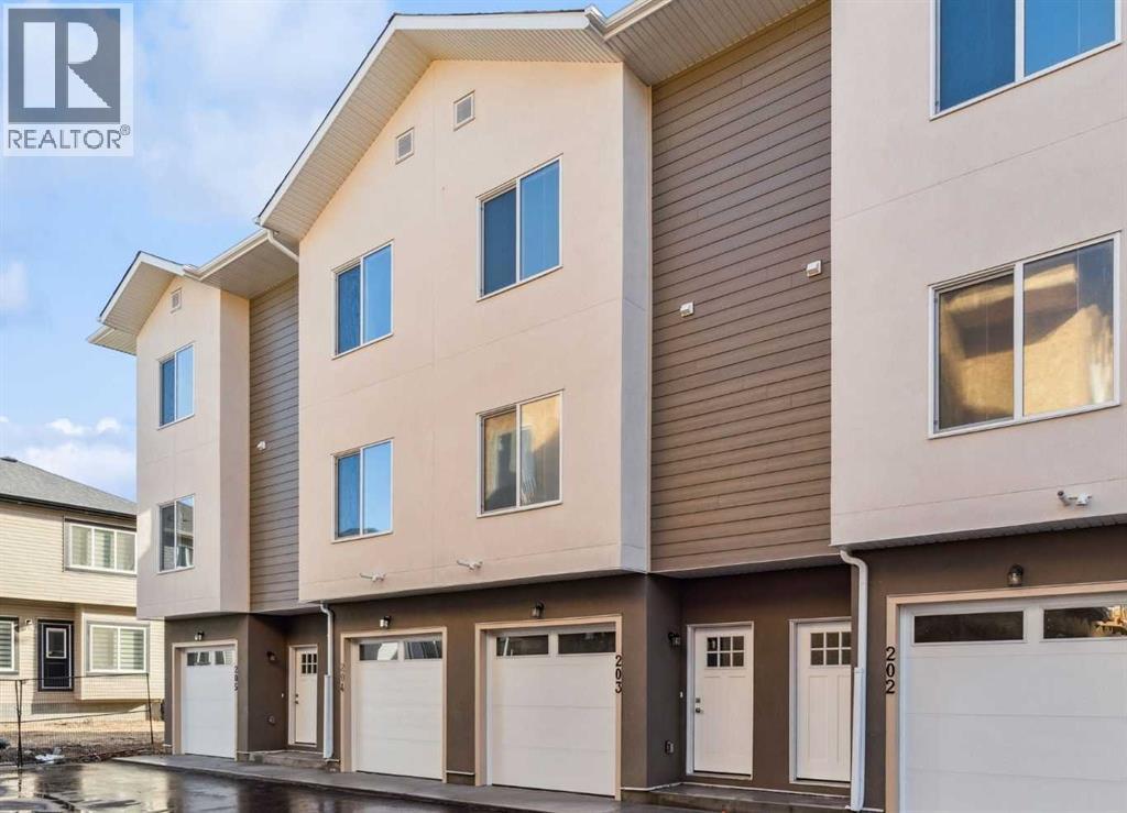 Row / Townhouse for Sale in 205, 95 Saddlecrest Circle NE|Calgary, Alberta T3J0Z2