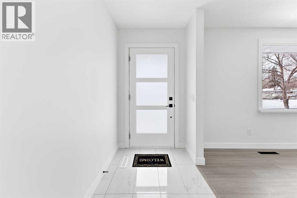 House for Sale in 1412 19 Street NE|Calgary, Alberta T2E4Y2 3