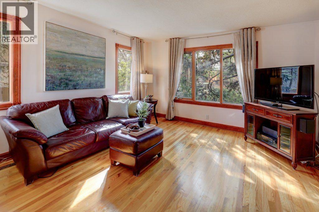 House for Sale in 226 8A Street NE|Calgary, Alberta T2E4J1 5