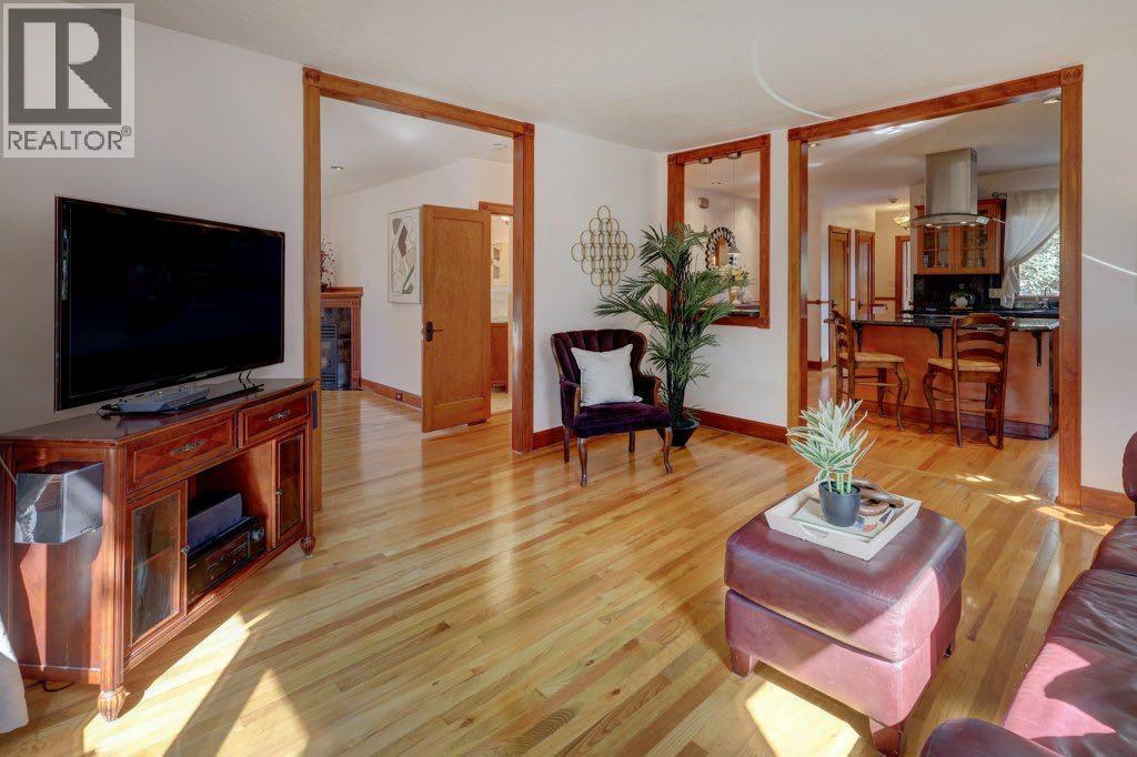 House for Sale in 226 8A Street NE|Calgary, Alberta T2E4J1 3