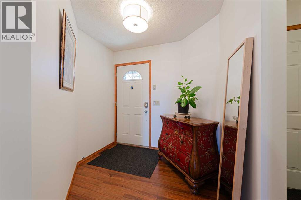 House for Sale in 20 Somerset Drive SW|Calgary, Alberta T2Y3C3 3