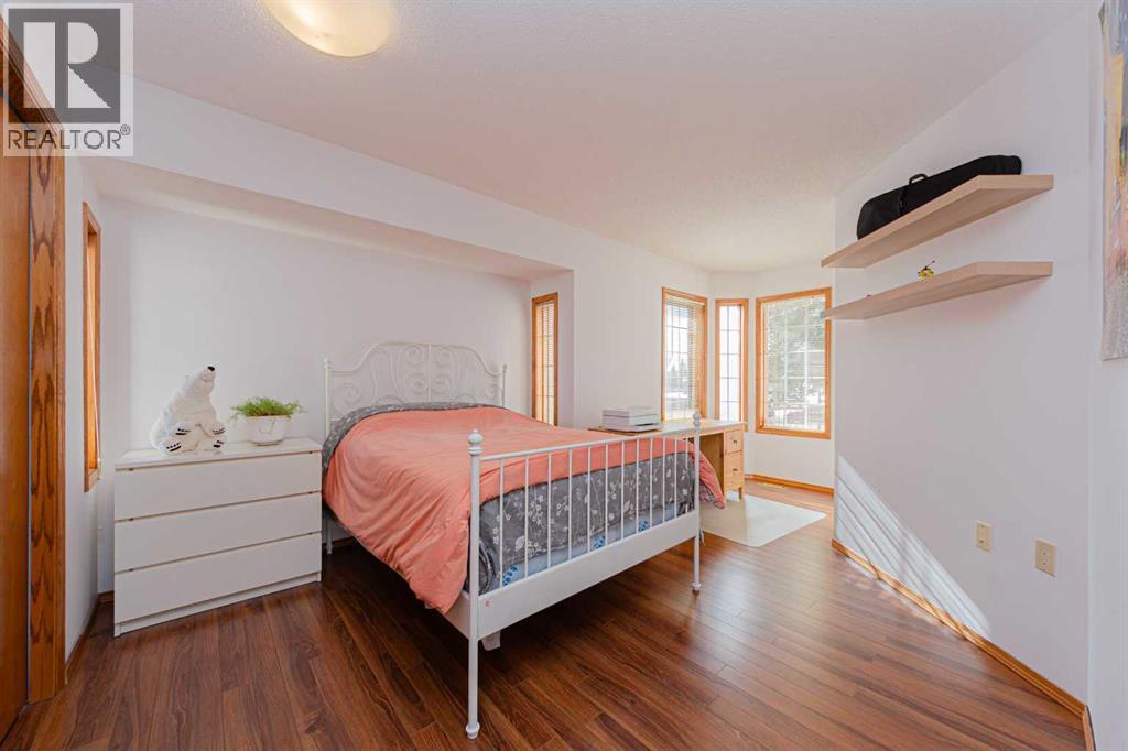 House for Sale in 20 Somerset Drive SW|Calgary, Alberta T2Y3C3 5