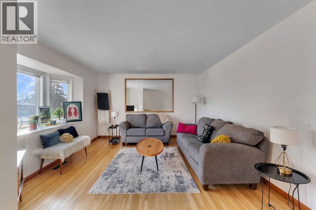 House for Sale in 49 Kentish Drive SW|Calgary, Alberta T2V2L4 3