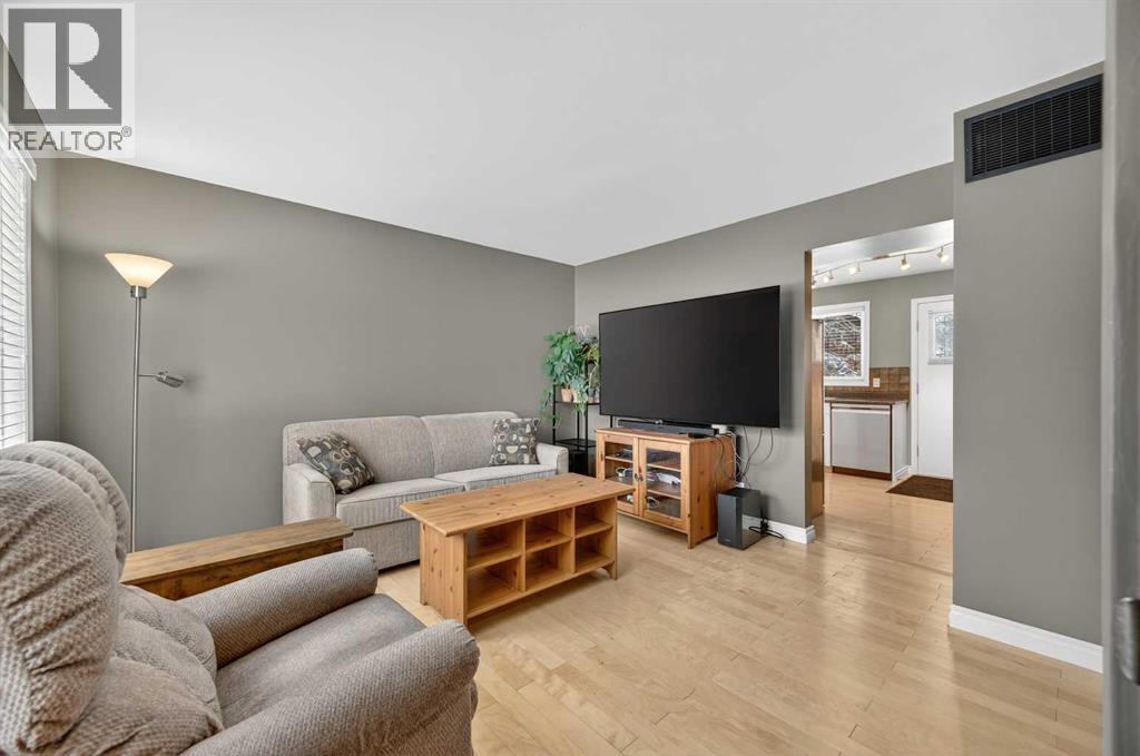 Row / Townhouse for Sale in 353 Regal Park NE|Calgary, Alberta T2E0S6 4