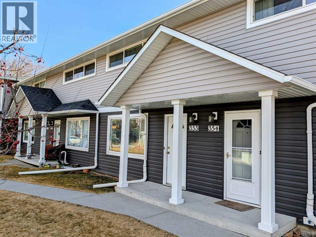Row / Townhouse for Sale in 353 Regal Park NE|Calgary, Alberta T2E0S6 2