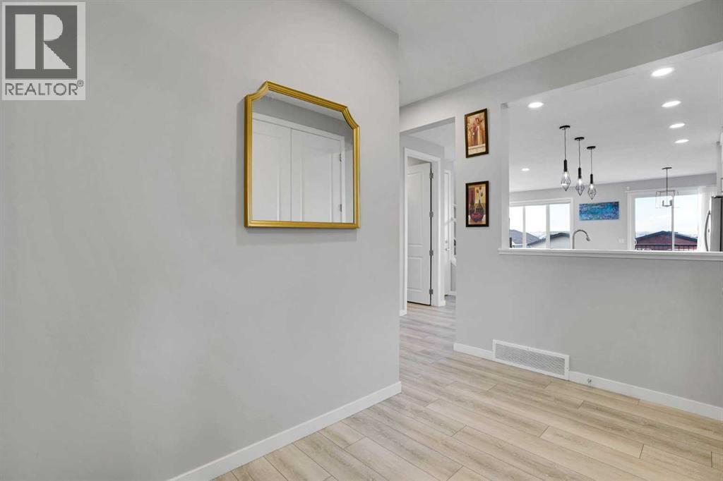 House for Sale in 179 Lucas Heights NW|Calgary, Alberta T3P1X4 2