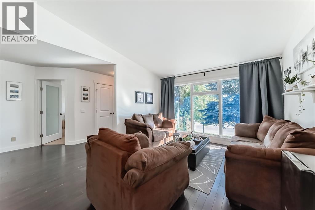 House for Sale in 208 Woodbine Boulevard SW|Calgary, Alberta T2W4K5 5