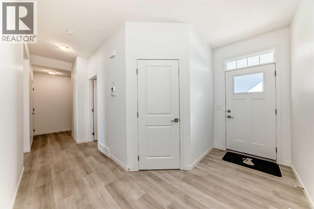 House for Sale in 289 Crestmont Drive SW|Calgary, Alberta T3B6G9 2