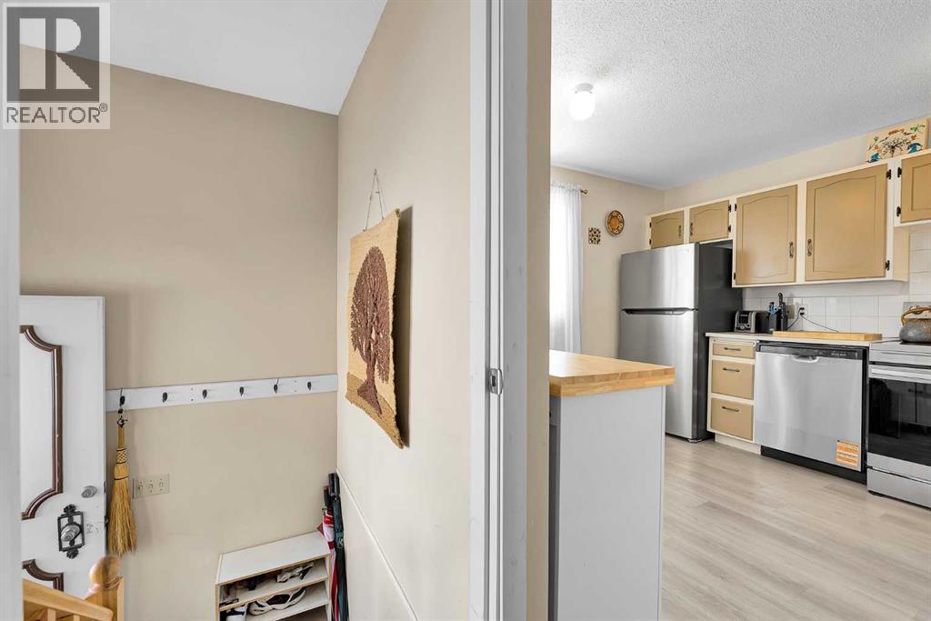 Duplex for Sale in 116 Huntwick Way NE|Calgary, Alberta T2K4H3 5