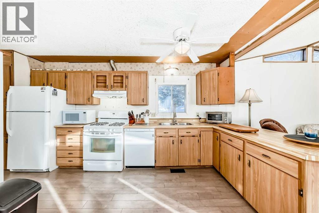 Mobile Home for Sale in 3227 Burroughs Manor NE|Calgary, Alberta T1Y6K1 4