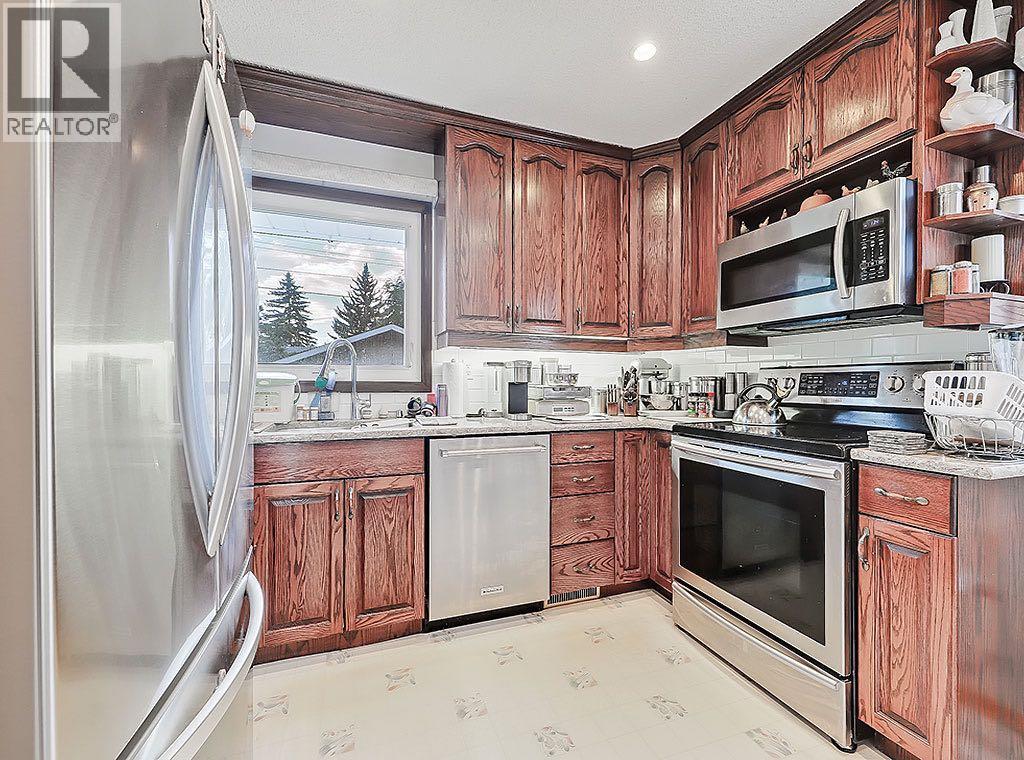 House for Sale in 9432 Almond Crescent SE|Calgary, Alberta T2J1B6 5