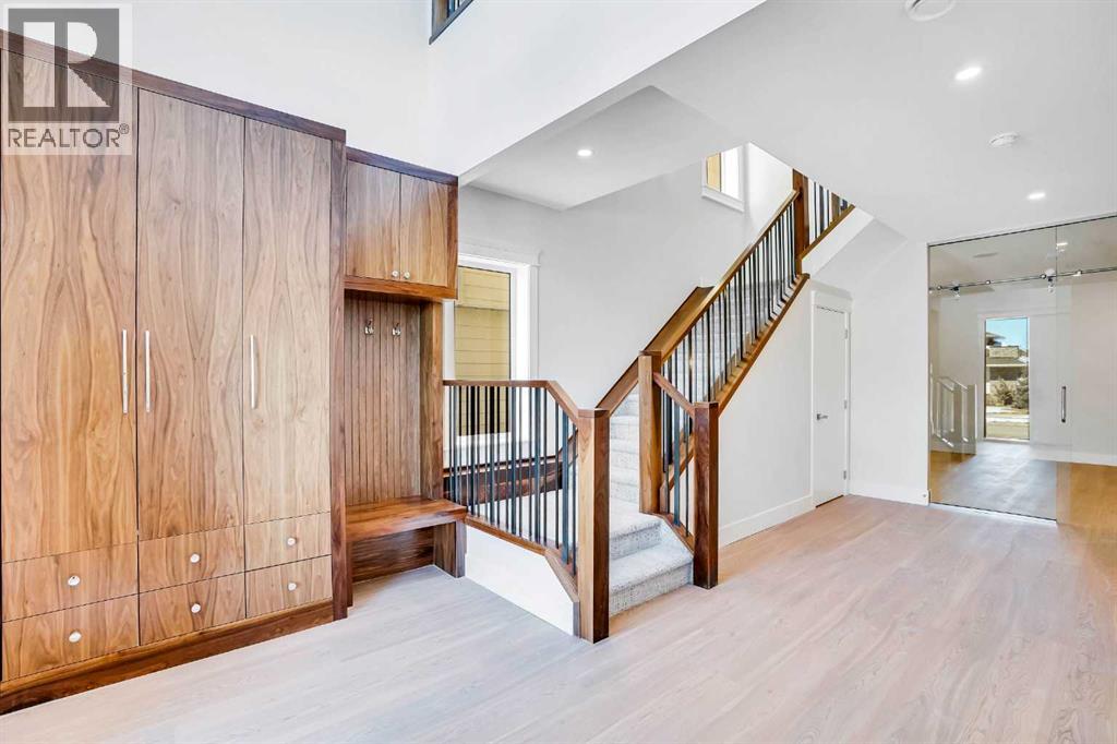 House for Sale in 435 Patterson Boulevard SW|Calgary, Alberta T3J1E8 2