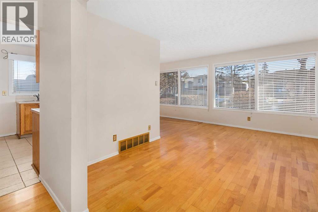 House for Sale in 1423 18A Street NE|Calgary, Alberta T2E4W7 5