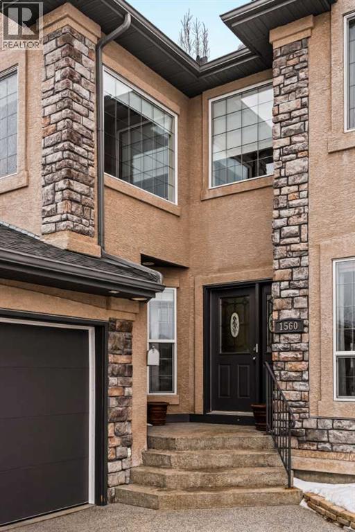 House for Sale in 1560 Strathcona Drive SW|Calgary, Alberta T3H4R8 2
