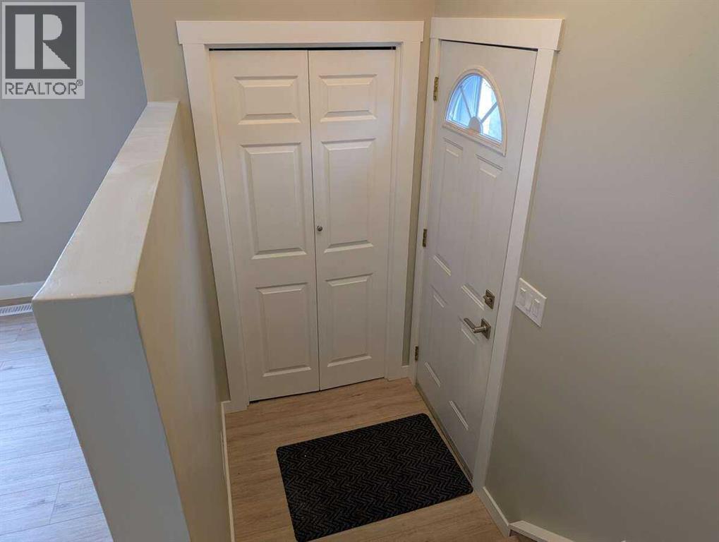 Duplex for Sale in 528 Queensland Place SE|Calgary, Alberta T2J4T3 4