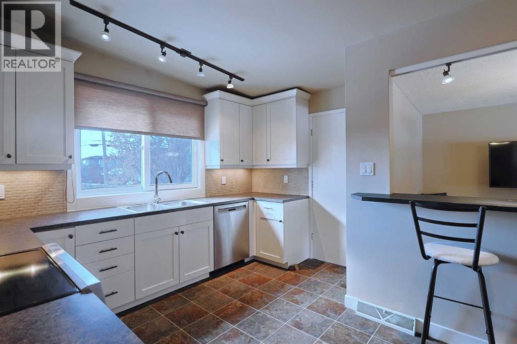 House for Sale in 5219 Brisebois Drive NW|Calgary, Alberta T2L2G7 3