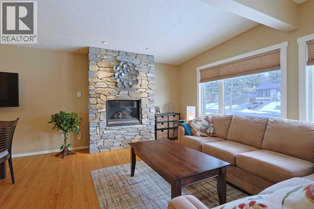 House for Sale in 5219 Brisebois Drive NW|Calgary, Alberta T2L2G7 2