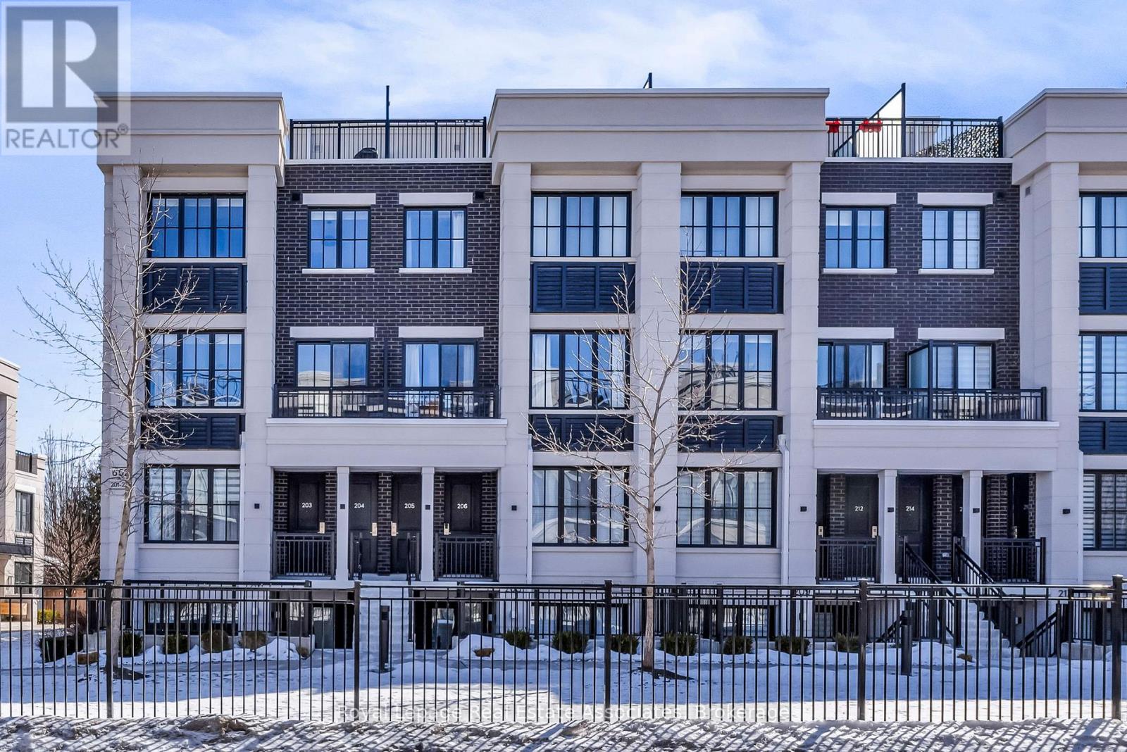 Row / Townhouse for Sale in 203 - 652 CRICKLEWOOD DRIVE|Mississauga (Mineola), Ontario L5G0A5 2