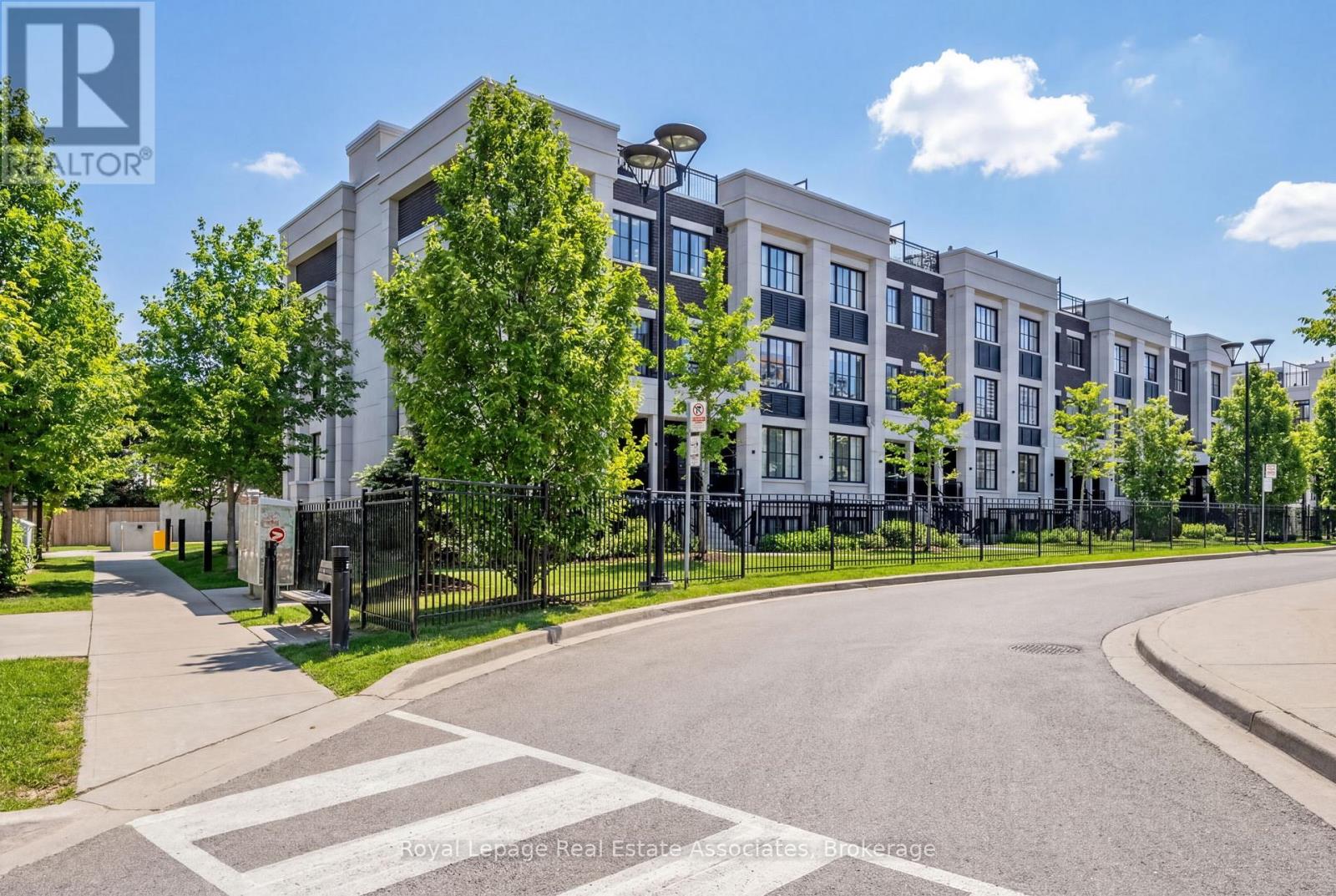 Row / Townhouse for Sale in 203 - 652 CRICKLEWOOD DRIVE|Mississauga (Mineola), Ontario L5G0A5 3