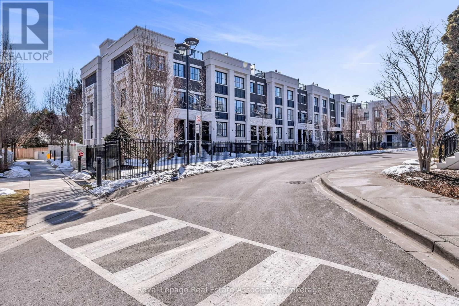 Row / Townhouse for Sale in 203 - 652 CRICKLEWOOD DRIVE|Mississauga (Mineola), Ontario L5G0A5 4