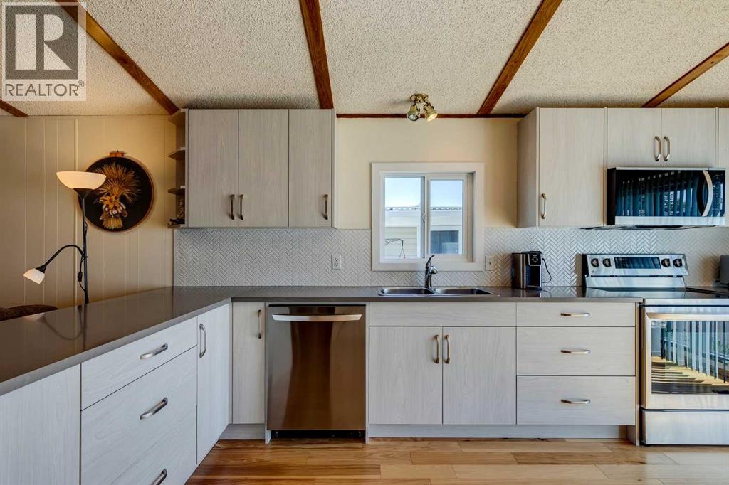 Mobile Home for Sale in 101, 99 Arbour Lake Road NW|Calgary, Alberta T3G4E4 2